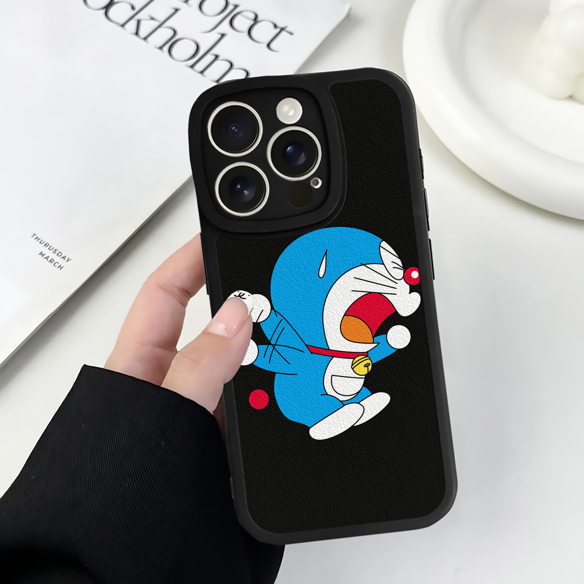 （画像用） ドラえもん Doraemon 【iPhone 16シリーズ対応】シリコンスマホケース（レザー調） 材質：シリコン
